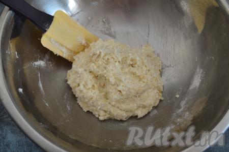 Лопаткой вмешать рисовую муку в тесто. По столовой ложке добавляя муку и вмешивая её в тесто, нужно добиться, чтобы тесто для сырников получилось липким, но при этом тесто должно держать форму при формировании сырника. Я получила нужную консистенцию теста после добавления 2 столовых ложек рисовой муки (я дополнительно взвесила добавленную муку, получилось 40 грамм). Вам, возможно, потребуется рисовой муки чуть больше или меньше, ведь многое зависит от влажности творога.