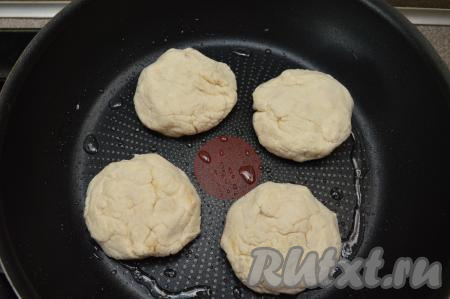 На сковороду, хорошо разогревшуюся с растительным маслом, выложить сырники, сформированные с добавлением банана и рисовой муки. Жарить сырники на среднем огне до подрумянивания снизу (ориентировочно 2-3 минуты).