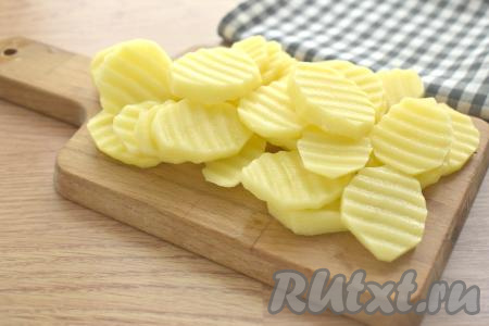 Очищаем картофель и лук. Нарезаем картошины на кружочки толщиной примерно 4 миллиметра (я нарезала картошку фигурным ножом).