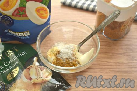Вначале приготовим соус для маринования куриных голеней, для этого в небольшую миску кладём майонез, добавляем специи и соль.