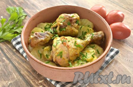 Куриные голени, благодаря майонезу, получились сочными, нежными. А кружочки картошки, запечённые вместе с мясом в духовке, стали в меру мягкими и аппетитными. Перед подачей посыпаем блюдо мелко нарезанной зеленью.