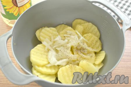 Кружочки картошки перекладываем в миску, добавляем лук, нарезанный на тонкие полукольца (или четверть кольца), солим, перчим, вливаем растительное масло и хорошо перемешиваем.