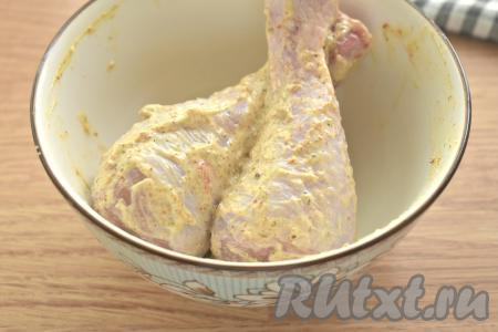 Куриные голени моем, обсушиваем, обмазываем их со всех сторон майонезом, смешанным со специями, и оставляем промариноваться при комнатной температуре в течение часа.