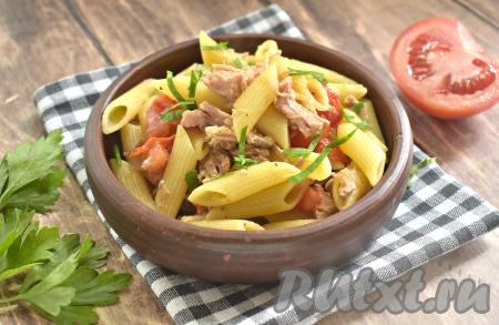 Вкусные, аппетитные макароны вместе с тушёнкой из свинины раскладываем по тарелкам, по желанию, посыпаем нарезанной свежей зеленью и подаём к столу. Блюдо получается сочным, сытным, оно станет отличным обедом или ужином для всей семьи!