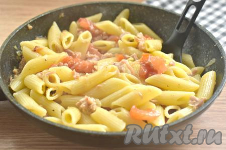 Прогреваем блюдо 2-3 минуты, иногда перемешиваем.