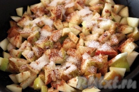 Для приготовления начинки нужно яблоки нарезать на кусочки, посыпать сахаром и корицей и потушить на сливочном масле на среднем огне.