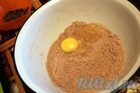 Часть теста (примерно 2/3) высыпать на противень или силиконовый коврик, а из 1/3 части теста, добавив 1 небольшое яйцо, замесить эластичное тесто.