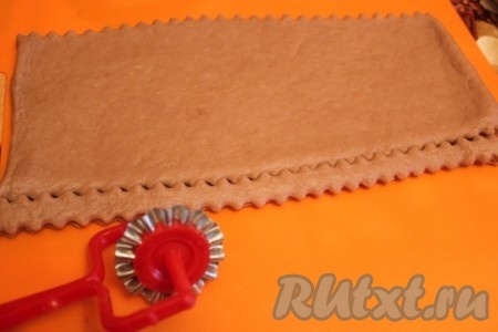 Эластичное тесто раскатать и нарезать на полоски или фигурки.