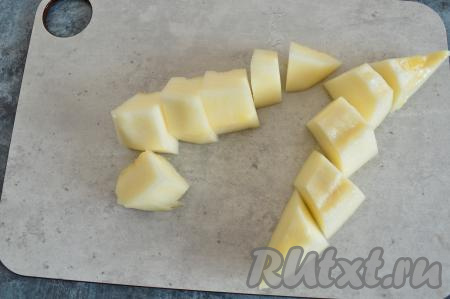 300 грамм очищенной тыквы нарезать на кусочки среднего размера.