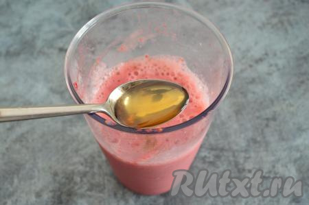 Затем можно попробовать смузи с клубникой и дыней на вкус. Если сладости вам не хватает, тогда можно добавить мёд или сахар по вкусу. В этот раз сладости мне не хватило и я добавила в смузи 2 чайных ложки мёда. Затем ещё раз пробить смузи блендером, чтобы мёд смешался с напитком.