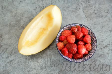 Подготовить продукты для приготовления смузи. Дыню лучше брать сочную и спелую, тогда, возможно, сладости будет достаточно, чтобы не добавлять сахар или мёд в смузи. Клубнику можно взять свежую или замороженную. У меня была замороженная клубника, я её предварительно разморозила в течение 10 минут. Свежие ягоды надо очистить от чашелистиков, хорошо промыть водой.