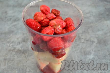 Поверх дыни выложить подготовленную клубнику.