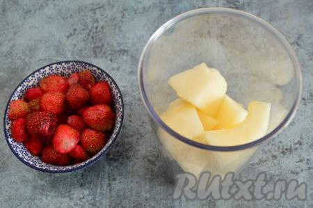 Сложить кусочки дыни в чашу блендера.