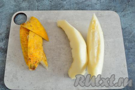 Дыню нарезать на кусочки, удалить семечки и кожуру.