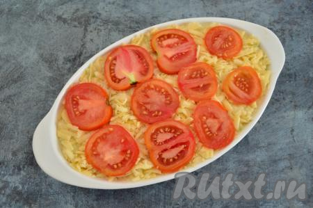 Острым ножом нарезать помидоры на кружки. Кружочки помидоров разместить поверх сыра. По желанию, помидоры можно немного присолить (я не присаливаю, так как соли вполне хватает в самой запеканке). Отправить форму в разогретую духовку.