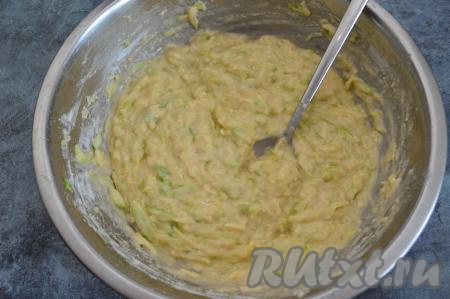 Затем, добавляя по столовой ложке муки, добиться, чтобы кабачково-сырное тесто по консистенции напоминало сметану средней густоты. Мне всего потребовалось добавить 160 грамм муки. Но, в зависимости от сочности кабачков и размера яиц, муки может потребоваться чуть больше или меньше. Соль в тесто я больше не добавляла, так как и кабачковая масса, и сыр достаточно солёные.