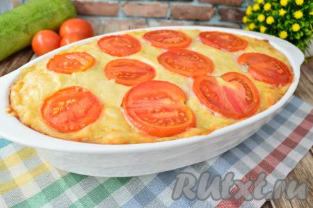Готовить кабачковую запеканку с сыром и помидорами минут 50-55 при температуре 180 градусов. Готовность можно проверить, проткнув запеканку сухой деревянной палочкой (если на палочке не будет следов теста, значит запеканка готова). Аккуратно достать готовое блюдо из духовки, дать немного остыть в форме, а затем можно нарезать на части и подавать к столу.