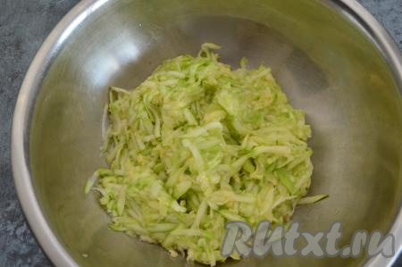 Оставить кабачковую массу на 5 минут, чтобы кабачок пустил сок. Затем, беря в руку понемногу кабачковой массы, отжать из кабачка выделившийся сок.