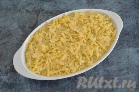 Оставшийся натёртый сыр равномерно разложить поверх запеканки.