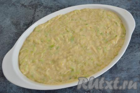 Подходящую по размерам форму для запекания (я в этот раз взяла овальную форму размером 26 на 16 сантиметров) смазать растительным маслом. Выложить в форму кабачково-сырное тесто и равномерно распределить. 