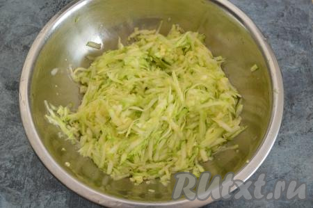 Кабачок очистить от кожуры. Я для приготовления запеканки взяла молодой кабачок с мелкими семечками, поэтому семена не удаляла. После очищения от кожуры у меня получилось примерно 750 грамм кабачка. Натереть на крупной тёрке кабачок в глубокую миску, добавить 1 чайную ложку соли, перемешать.