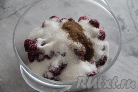 В сотейник (или жаропрочную посуду) выложить ягоды, всыпать сахар и корицу, перемешать и поставить на небольшой огонь, прогреть, периодически помешивая, до полного растворения сахара. Снять вишнёвую начинку с огня и дать ягодам остыть в сиропе.
