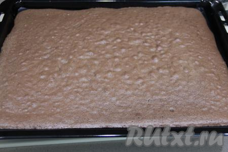 Для того чтобы проверить готовность, просто проколите корж сухой зубочисткой, если зубочистка останется чистой, на ней не будет следов теста, значит сразу доставайте корж из духовки.