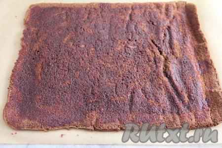 По прошествии 20 минут развернуть корж и переложить его на пергамент. Вишню выложить в сито, чтобы с неё стёк сироп. Сиропом, оставшимся после процеживания вишни, пропитать развёрнутый корж.&nbsp;