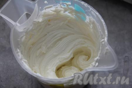 Для приготовления крема в чаше, удобной для взбивания, нужно соединить охлаждённые сливки с сахарной пудрой, взбить миксером до мягких пиков, затем добавить творожный сыр и взбить до однородности. Крем должен получиться очень нежным и воздушным.