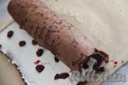 Свернуть корж с начинкой в плотный рулет, начиная с узкой стороны. Завернуть рулет в пергамент и убрать в холодильник, как минимум, на 7 часов (я убираю в холодильник на ночь).