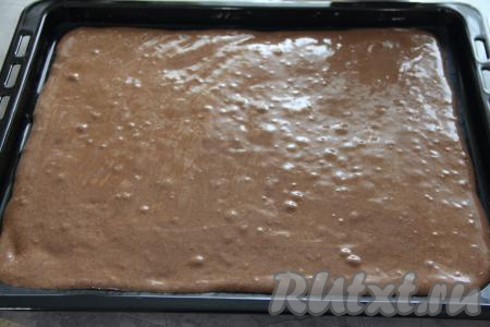 Противень (у меня противень размером 50х45 сантиметров) застелить пергаментом, выложить тесто, разровнять, поставить в духовку, разогретую до 180 градусов, и выпекать бисквитный корж минут 8-10.&nbsp;