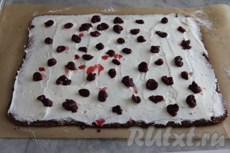 Разложить вишню поверх крема.