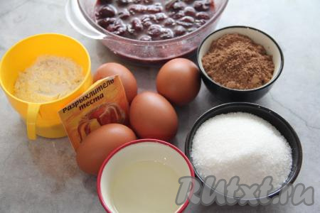 Подготовить продукты для замешивания бисквитного теста для рулета.