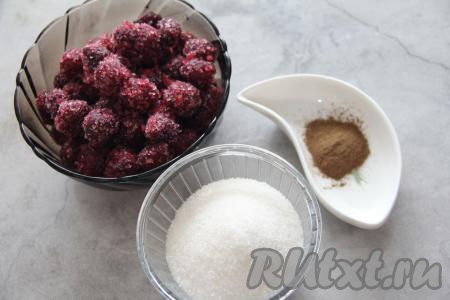 Прежде всего приготовим начинку. Если вишня свежая, её нужно вымыть, затем удалить из ягод косточки. Если вы, как и я, будете готовить с замороженными ягодами, тогда их можно предварительно не размораживать.