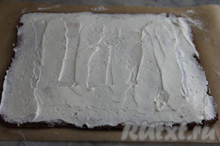 Равномерно смазать корж сливочно-творожным кремом.