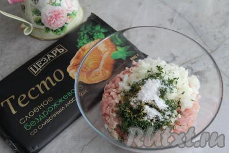 Вымыть зелень, обсушить её немного, мелко нарезать и добавить к фаршу с луком, всыпать соль.