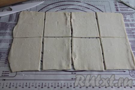 Каждый пласт разрезать на 4 части (в результате у нас получатся 8 слоёных пирожков).