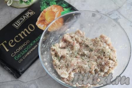 Хорошо вымесить фарш.