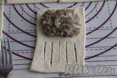 На свободной части теста сделать 5 надрезов. Накрыть стороной с надрезами сторону с фаршем.