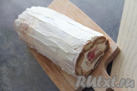 По прошествии времени развернуть пергамент. Переложить тирамису на блюдо и смазать оставшимся кремом.