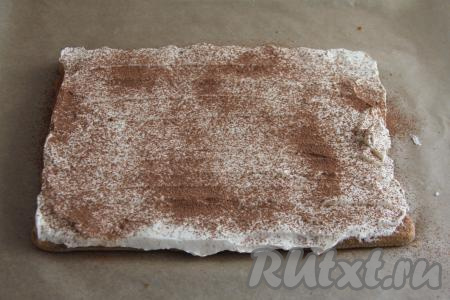 Присыпать крем просеянным какао.