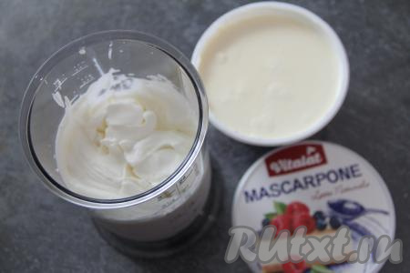 В чашу, в которой будет удобно взбивать миксером, влить очень холодные сливки, всыпать сахарную пудру, взбить миксером до мягких пиков. Затем добавить маскарпоне и перемешать миксером до получения однородного, нежного крема.