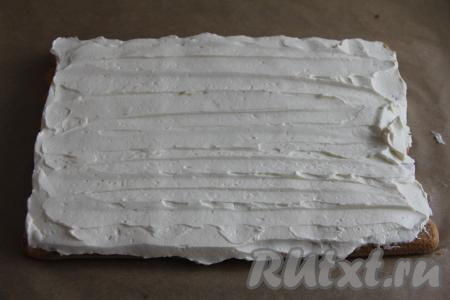 Смазать печенье кремом из взбитых сливок и маскарпоне. Немного крема оставьте для покрытия тирамису перед подачей, уберите этот крем в холодильник.