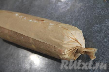 Свернуть тирамису в рулет, начиная со стороны с малиной, и, завернув в пергамент, убрать в холодильник на пару часов (можно убрать и на ночь).