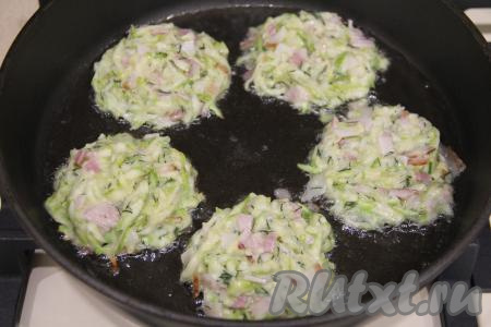 В сковороду влить растительное масло и хорошо разогреть. Выкладывать по 1 столовой ложке кабачкового теста с беконом в виде круглых оладий.