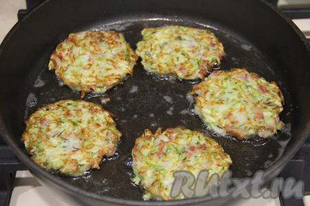 Жарить оладьи с двух сторон до золотистого цвета (минуты по 2-3 с каждой сторон) на среднем огне.