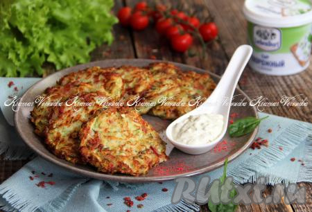 Вкусные, нежные, аппетитные кабачковые оладьи, приготовленные с беконом, подать к столу с любимым соусом. Я предпочитаю есть их со сметаной.