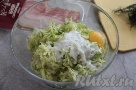 В миску выложить кабачок, отжатый от лишнего сока, добавить кефир и сырое яйцо, хорошо перемешать.