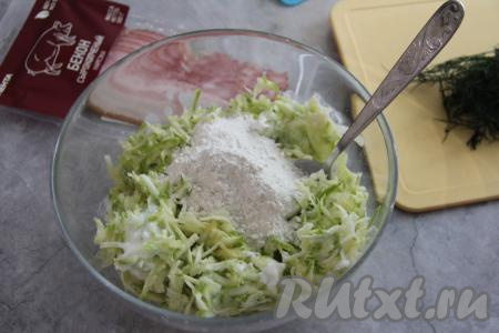 Всыпать частями муку, каждый раз хорошо вмешивая её в кабачковое тесто. Постепенно добавляя муку, важно ориентироваться на густоту замешиваемого теста. Оно должно получиться достаточно густым и вязким.