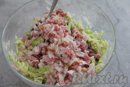 Бекон нарезать на тонкие брусочки и добавить в кабачковое тесто.